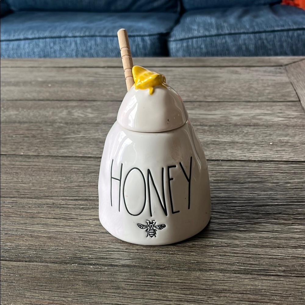 Perfect. Rae Dunn honey pot